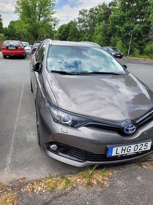 Grå Begagnad 2018 Toyota Auris Touring Sports Comfort Kombi | 185 000 kr (Marknadspris) - Bild 1/4