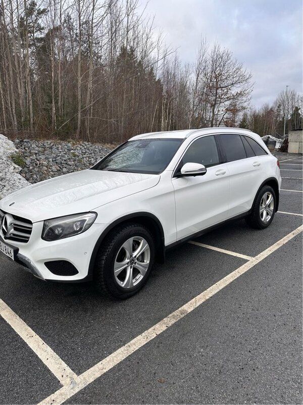 Vit Begagnad 2018 Mercedes GLC220 SUV | 319 000 kr (Marknadspris) - Bild 1/4