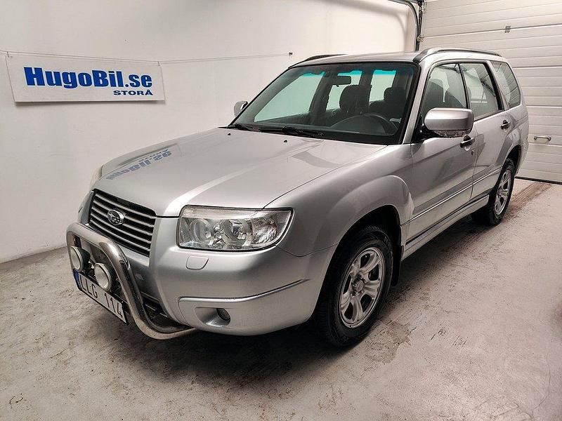 Silver (silvermetallic) Begagnad 2007 Subaru Forester SUV | 59 500 kr (Marknadspris) - Bild 1/4