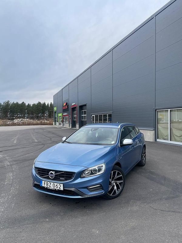 Blå Begagnad 2015 Volvo V60 R-Design Kombi | 190 000 kr (Lite dyr) - Bild 1/4
