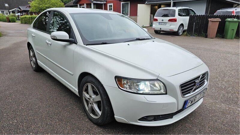 Vit Begagnad 2009 Volvo S40 Sedan | 49 000 kr (Marknadspris) - Bild 1/4