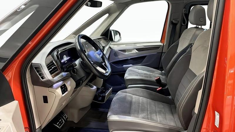 Begagnad VW Multivan 150 HK (110 kW) 2023 Orange Van