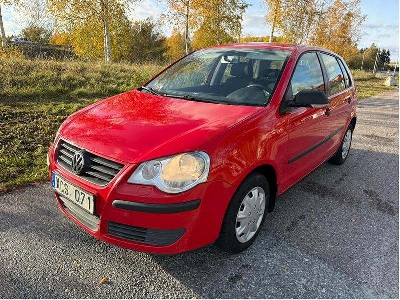 Röd Begagnad 2006 VW Polo Halvkombi | 65 000 kr (Lite dyr) - Bild 1/4