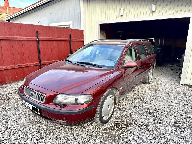 Röd Begagnad 2000 Volvo V70 Kombi | 14 000 kr (Marknadspris) - Bild 1/2