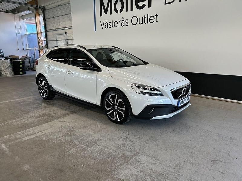 Vit Begagnad 2017 Volvo V40 CC Summum Kombi | 229 000 kr (Marknadspris) - Bild 1/3