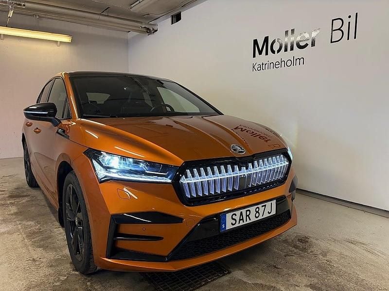 Orange Begagnad 2023 Skoda Enyaq iV RS SUV | 409 000 kr (Superpris) - Bild 1/4