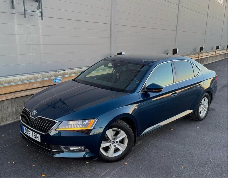 Blå Begagnad 2019 Skoda Superb Business Line Halvkombi | 210 000 kr (Marknadspris) - Bild 1/4