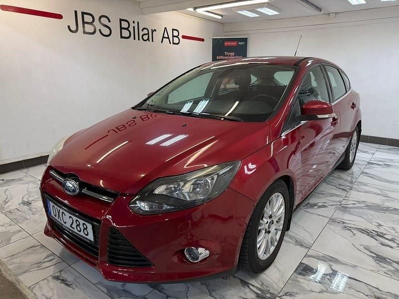 Röd Begagnad 2011 Ford Focus Halvkombi | 79 900 kr (Marknadspris) - Bild 1/4