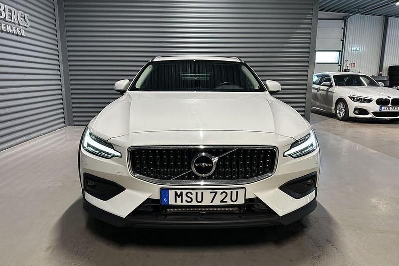 Begagnad Volvo V60 CC Momentum 190 HK (139 kW) 2019 Vit Kombi