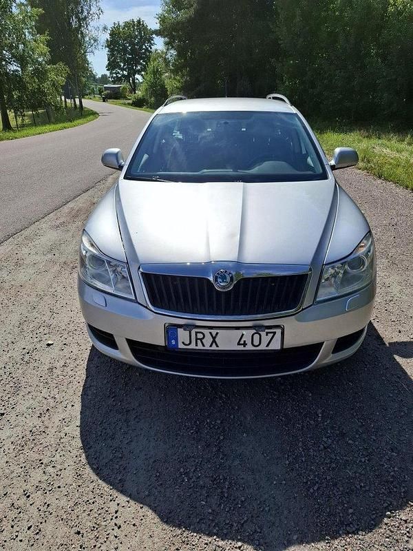 Silver Begagnad 2012 Skoda Octavia Ambiente Kombi | 33 000 kr (Superpris) - Bild 1/4
