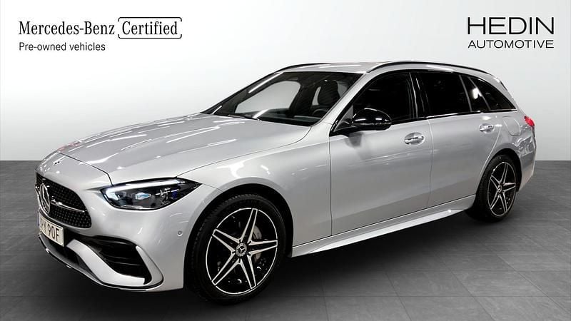 Silver Begagnad 2024 Mercedes C300e Premium Kombi | 529 900 kr (Marknadspris) - Bild 1/4