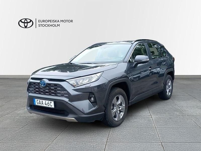 Mörkgrå Begagnad 2024 Toyota RAV4 Hybrid Active SUV | 399 900 kr (Bra pris) - Bild 1/3