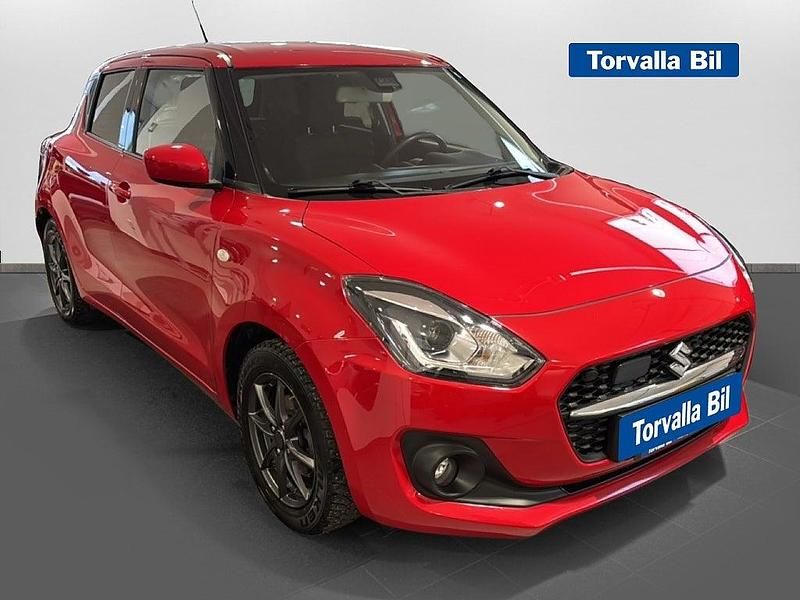 Begagnad Suzuki Swift 83 HK (61 kW) 2022 Röd Halvkombi