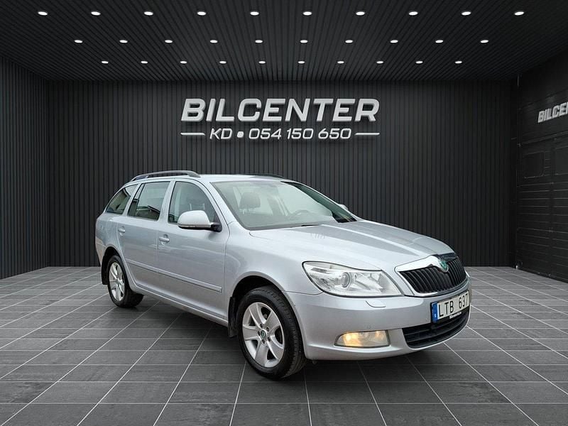 Silver Begagnad 2011 Skoda Octavia Elegance Kombi | 59 900 kr (Marknadspris) - Bild 1/4