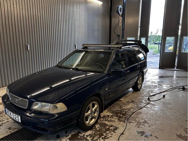 Blå Begagnad 2000 Volvo V70 Kombi | 17 500 kr (Marknadspris) - Bild 1/4