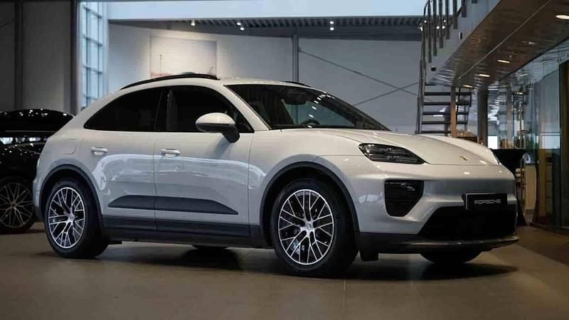 Röd Begagnad 2025 Porsche Macan 4 Electric SUV | 869 000 kr - Bild 1/1