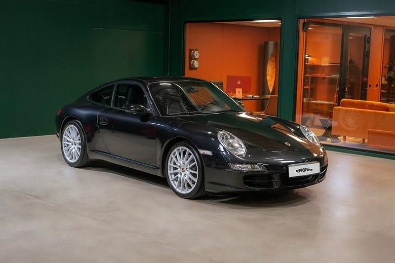 Svart Begagnad 2007 Porsche 911 Carrera Sportkupé | 589 900 kr (Lite dyr) - Bild 1/4