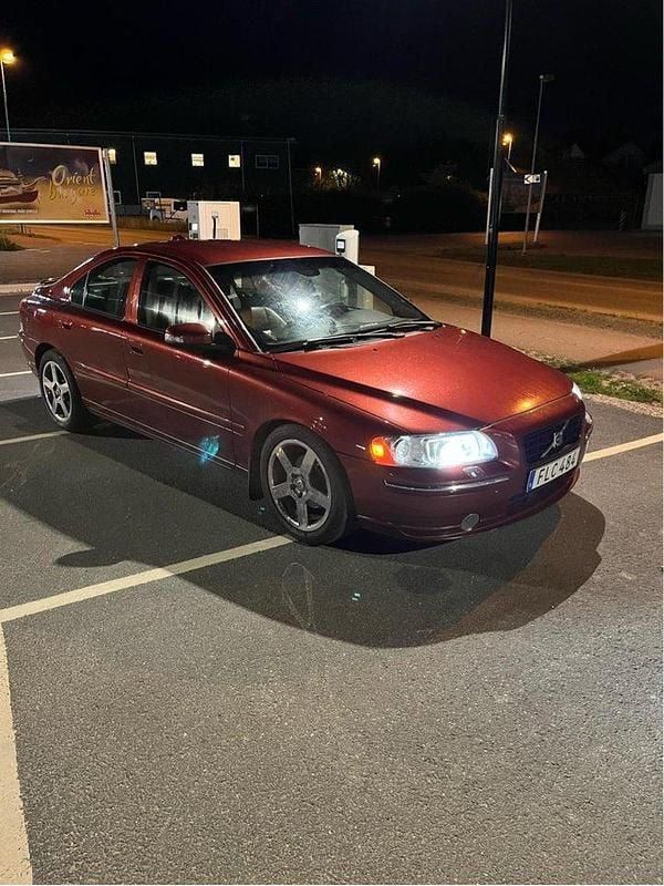 Röd Begagnad 2007 Volvo S60 Sedan | 35 000 kr (Bra pris) - Bild 1/4
