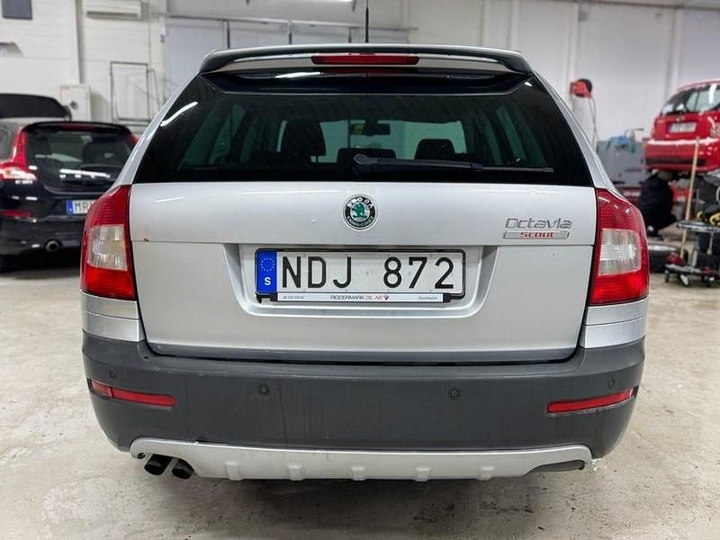 Begagnad Skoda Octavia Scout 140 HK (102 kW) 2013 Silver Kombi