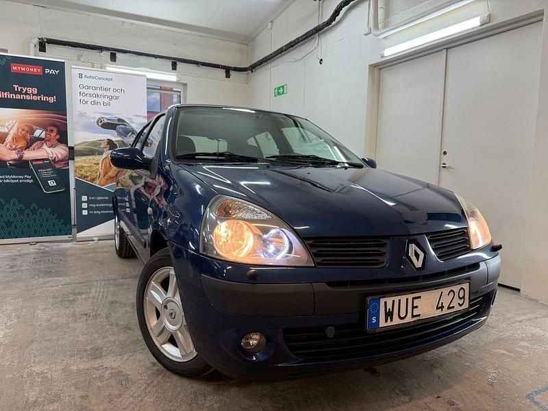 Mörkblå Begagnad 2004 Renault Clio R.S. Halvkombi | 25 000 kr (Marknadspris) - Bild 1/4