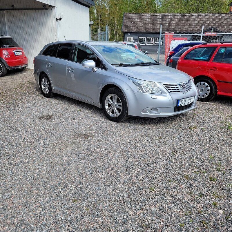 Silver Begagnad 2011 Toyota Avensis Business Edition Kombi | 98 000 kr (Marknadspris) - Bild 1/4