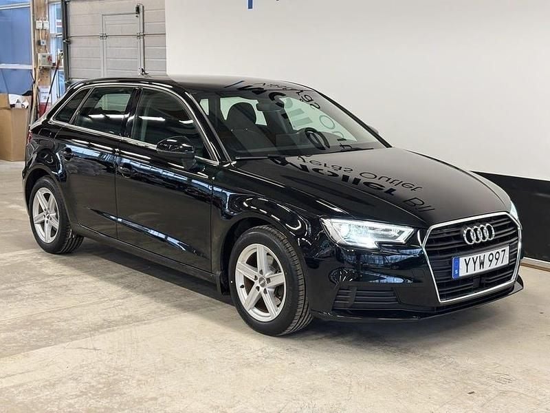 Brilliantsvart Begagnad 2018 Audi A3 Sportback Halvkombi | 114 000 kr (Bra pris) - Bild 1/3