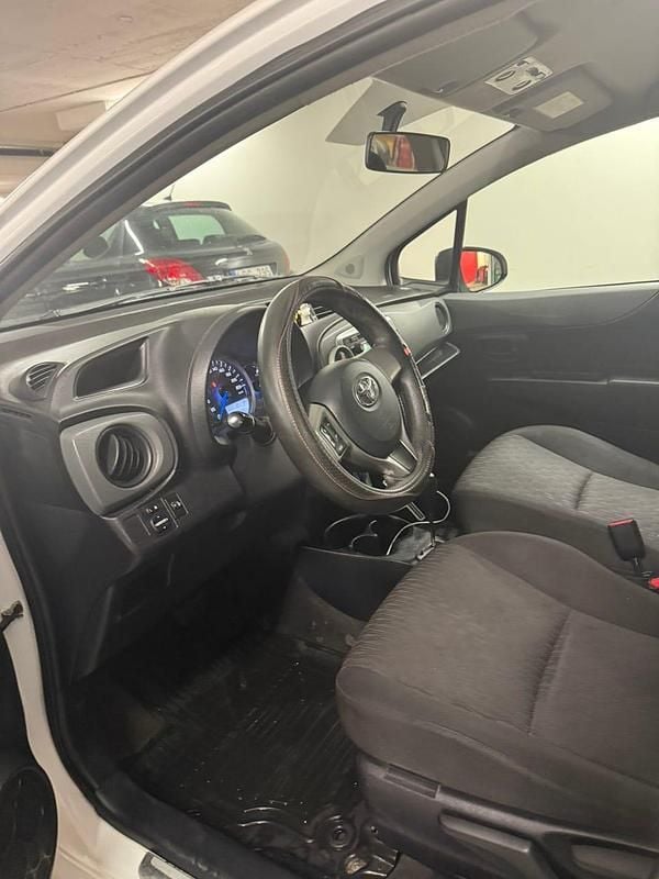 Begagnad 2014 Toyota Yaris Hybrid | 70 000 kr - Bild 1/4