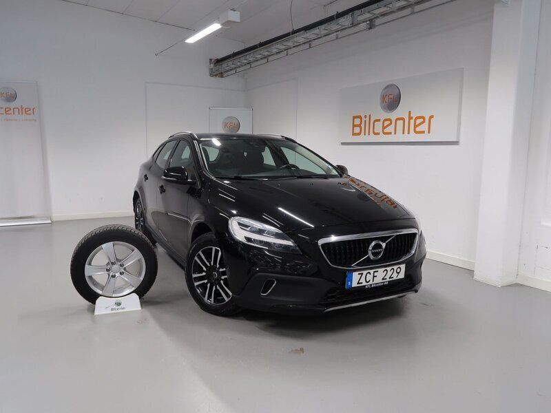 Svart Begagnad 2017 Volvo V40 CC Kombi | 159 900 kr (Marknadspris) - Bild 1/3