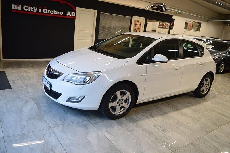 Vit Begagnad 2012 Opel Astra Enjoy Halvkombi | 64 900 kr (Marknadspris) - Bild 1/4