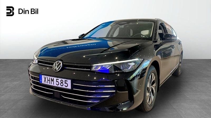 Svart (grenadilla black metallic) Begagnad 2024 VW Passat Business Kombi | 359 500 kr (Marknadspris) - Bild 1/4