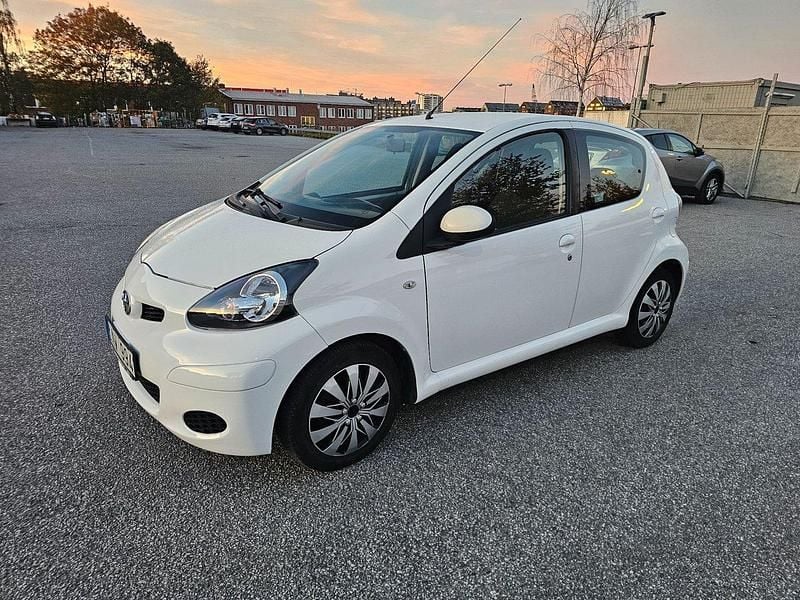 Vit Begagnad 2012 Toyota Aygo Halvkombi | 34 900 kr (Marknadspris) - Bild 1/4