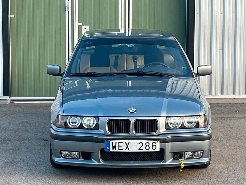 Grå Begagnad 1996 BMW 323 Sedan | 100 000 kr - Bild 1/4