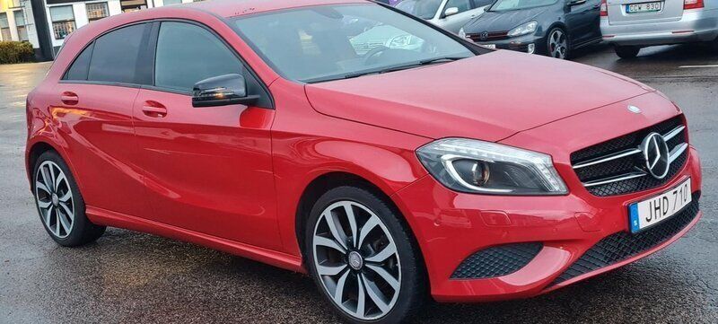 Röd Begagnad 2015 Mercedes A200 Progressive Halvkombi | 149 900 kr (Marknadspris) - Bild 1/4