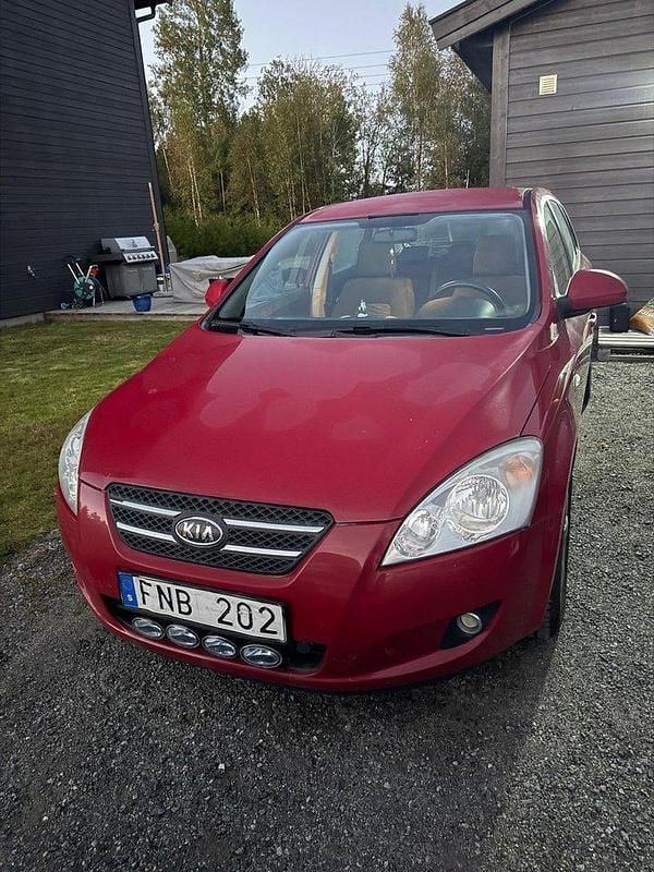 Röd Begagnad 2007 Kia Ceed Halvkombi | 39 500 kr (Marknadspris) - Bild 1/4