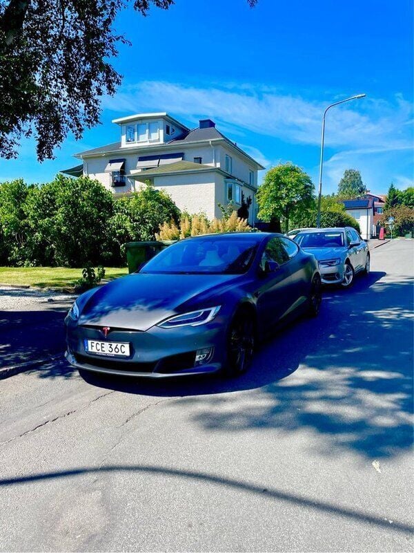 Grå Begagnad 2019 Tesla Model S Sedan | 467 000 kr (Marknadspris) - Bild 1/4