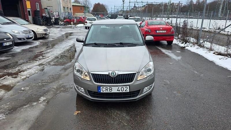 Brun Begagnad 2011 Skoda Fabia Elegance Halvkombi | 26 900 kr (Superpris) - Bild 1/4