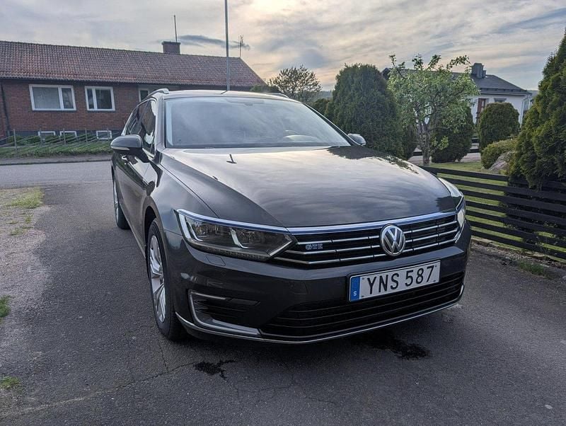 Grå Begagnad 2018 VW Passat GTE Kombi | 99 000 kr (Superpris) - Bild 1/4