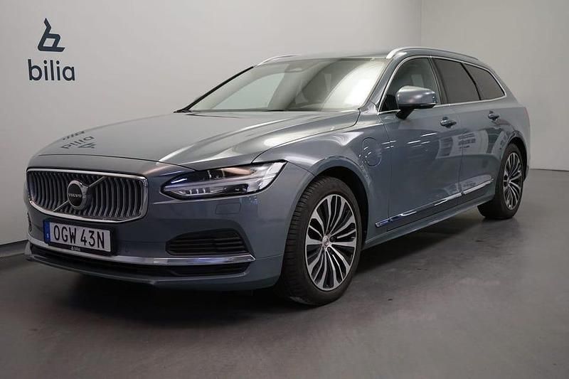 Grå Begagnad 2023 Volvo V90 Core Kombi | 379 500 kr (Marknadspris) - Bild 1/3