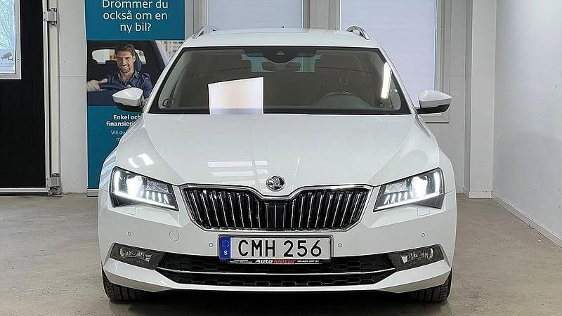 Begagnad Skoda Superb LAURIN & KLEMENT 190 HK (139 kW) 2015 Vit Kombi