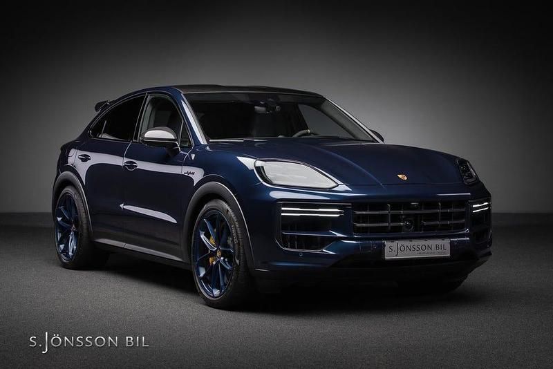 Deep sea blue metallic Begagnad 2024 Porsche Cayenne Turbo E-Hybrid SUV | 1 949 000 kr - Bild 1/4
