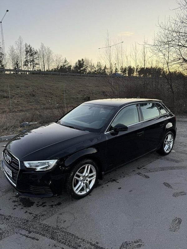Svart Begagnad 2019 Audi A3 Halvkombi | 189 000 kr (Bra pris) - Bild 1/4