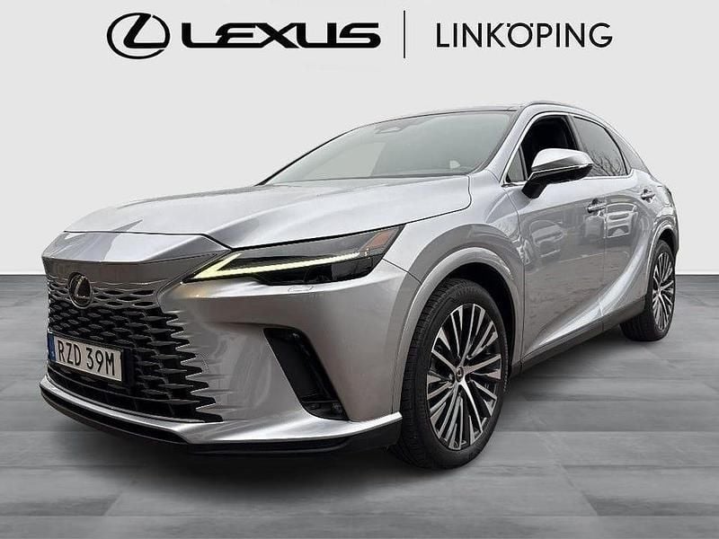 Silver Begagnad 2023 Lexus RX450h+ Executive Line SUV | 649 000 kr (Marknadspris) - Bild 1/4