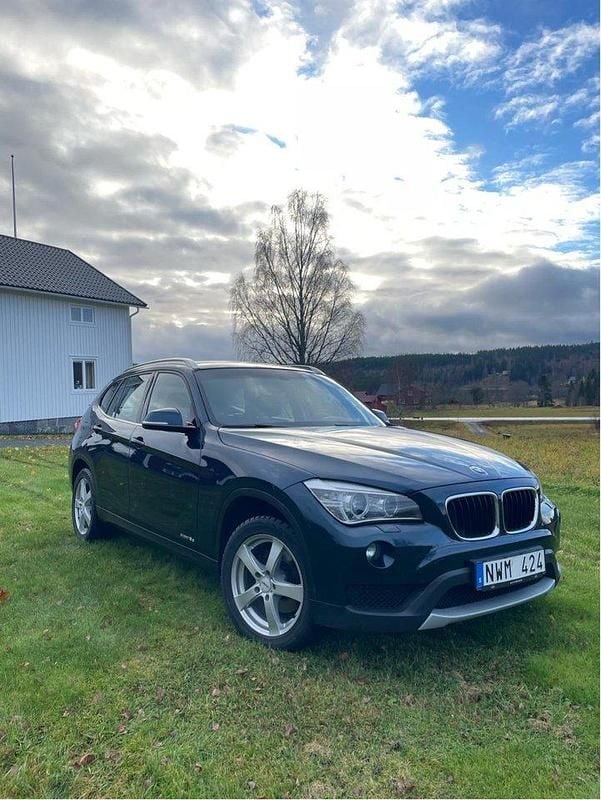 Blå Begagnad 2014 BMW X1 SUV | 127 000 kr (Marknadspris) - Bild 1/4