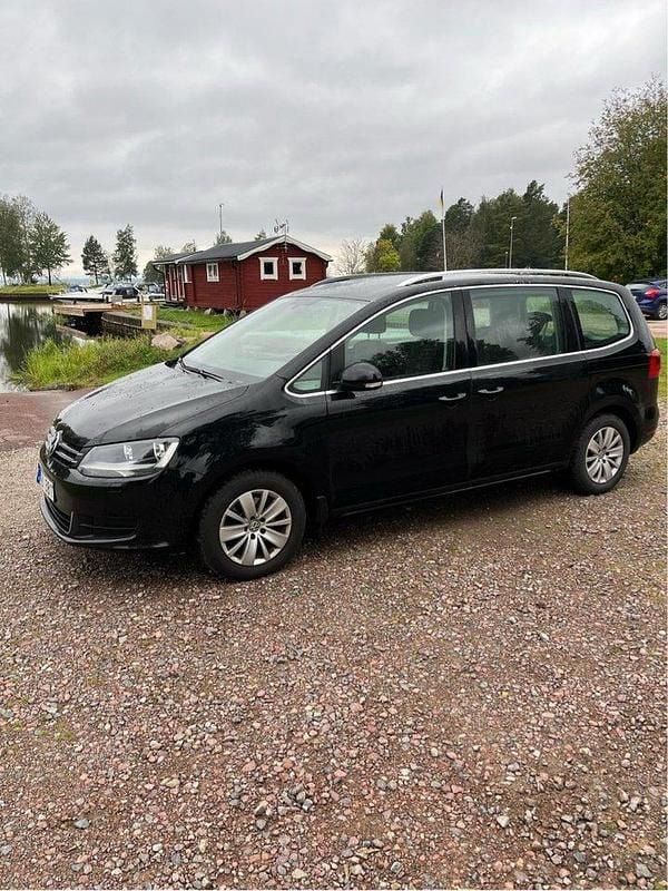 Svart Begagnad 2013 VW Sharan Minibuss | 98 000 kr (Superpris) - Bild 1/4