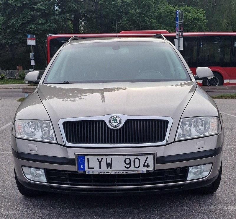 Brun Begagnad 2008 Skoda Octavia Kombi | 33 000 kr - Bild 1/4
