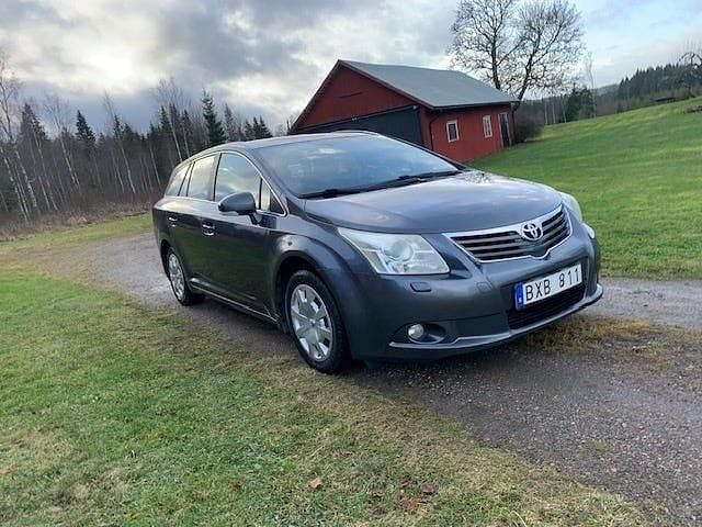 Mörkgrå metallic Begagnad 2009 Toyota Avensis Multidrive S Kombi | 28 000 kr (Superpris) - Bild 1/4