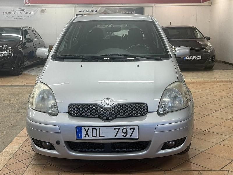 Begagnad Toyota Yaris 65 HK (47 kW) 2005 Silver Halvkombi