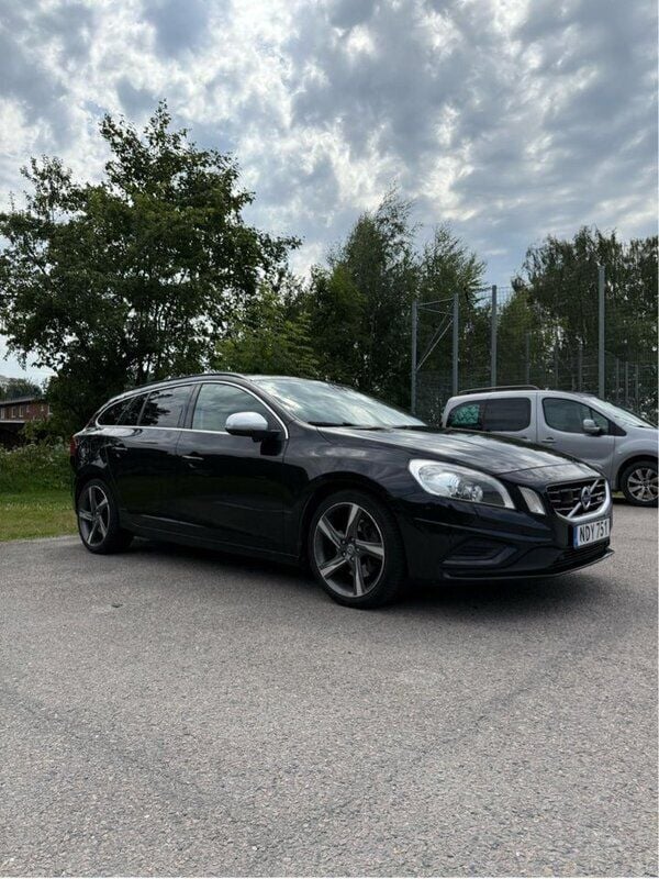 Svart Begagnad 2013 Volvo V60 R-Design Kombi | 190 000 kr (Marknadspris) - Bild 1/4