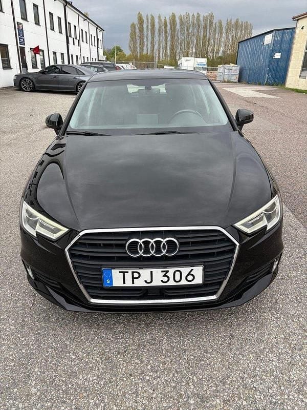 Svart Begagnad 2017 Audi A3 Sportback Comfort Halvkombi | 159 000 kr (Marknadspris) - Bild 1/4