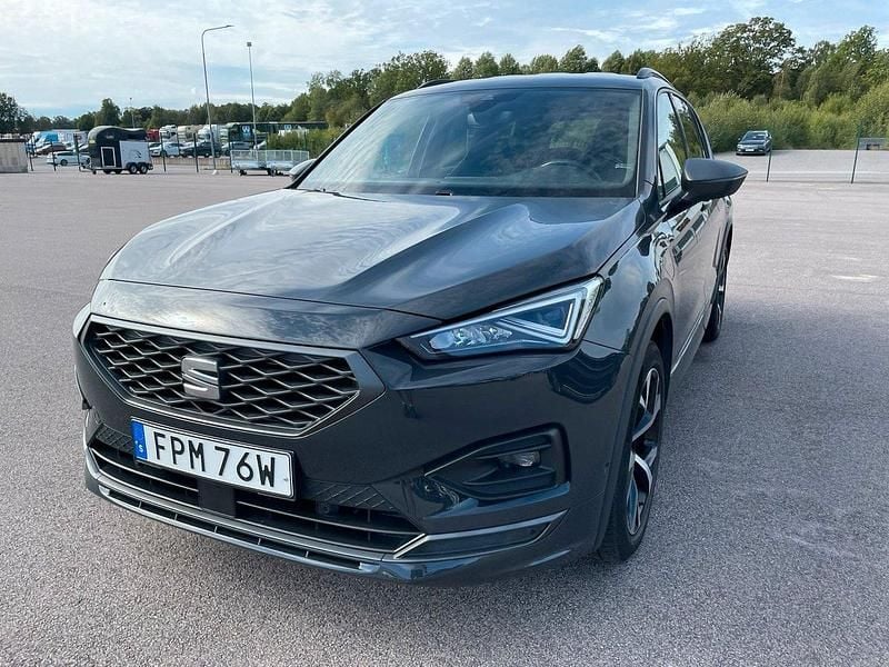 Grå (urano grey) Begagnad 2021 Seat Tarraco FR SUV | 325 000 kr (Lite dyr) - Bild 1/2